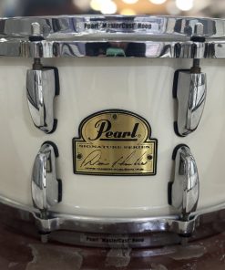 Alternative view of Caixa Pearl Signature Dennis Chambers 14 x 6,5”  (Semi Nova)