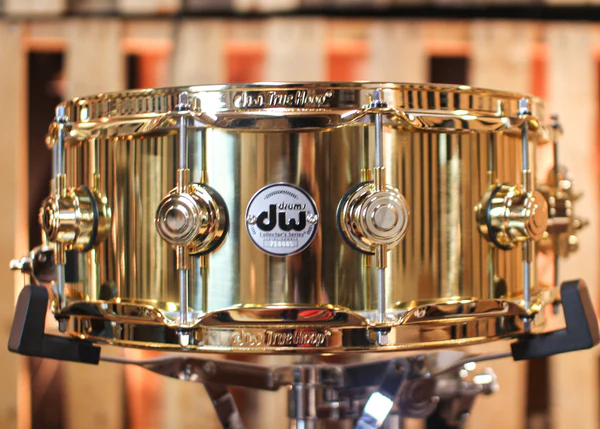 Caixa DW Collectors Polished Brass com Gold Hardware 14 x 5,5”